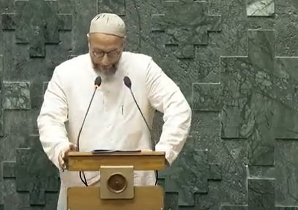 बिस्मिल्लाह पढ़ कर ओवैसी ने ली शपथ!जय फलीस्तीन की सदा की बुलंद