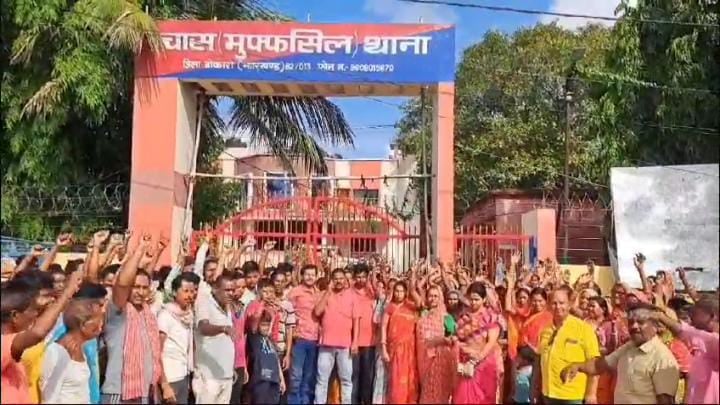 बोकारो: पत्थरबाजी में शामिल आरोपियों की गिरफ्तारी के विरोध में ग्रामीणों ने किया थाना का घेराव, पढ़ें पूरा मामला