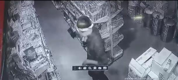 लौहनगरी में बढ़ा चोरों का आतंक! दुकान का छत तोड़कर की चोरी, वारदात सीसीटीवी में कैद