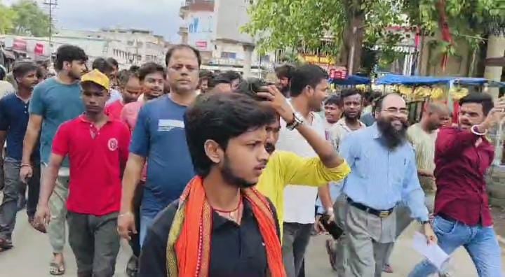 गढ़वा:पशु के साथ बर्बरता और युवकों के साथ मारपीट के विरोध में सड़क पर उतरे आरएसएस नगर अध्यक्ष, एसपी से कारवाई की मांग