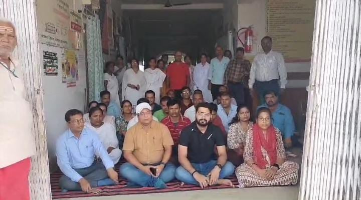देवघर: सारठ सीएचसी में चिकित्सक एवं स्वास्थ्यकर्मी के साथ मारपीट का मामला, आरोपी की गिरफ्तारी के लिए अनिश्चितकालीन धरना पर बैठे डॉक्टर