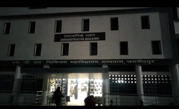 अपराधियों ने दनादन दागी गोलियां, बाइक दौड़ा रहा  घायल युवक, फिर हुआ यह