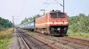 ग्रैंड कॉर्ड रेलखंड की फेंसिंग का कार्य तेजी से जारी, 160 किलो मीटर की रफ्तार से ट्रैक पर दौड़ेगी रेलगाड़ी