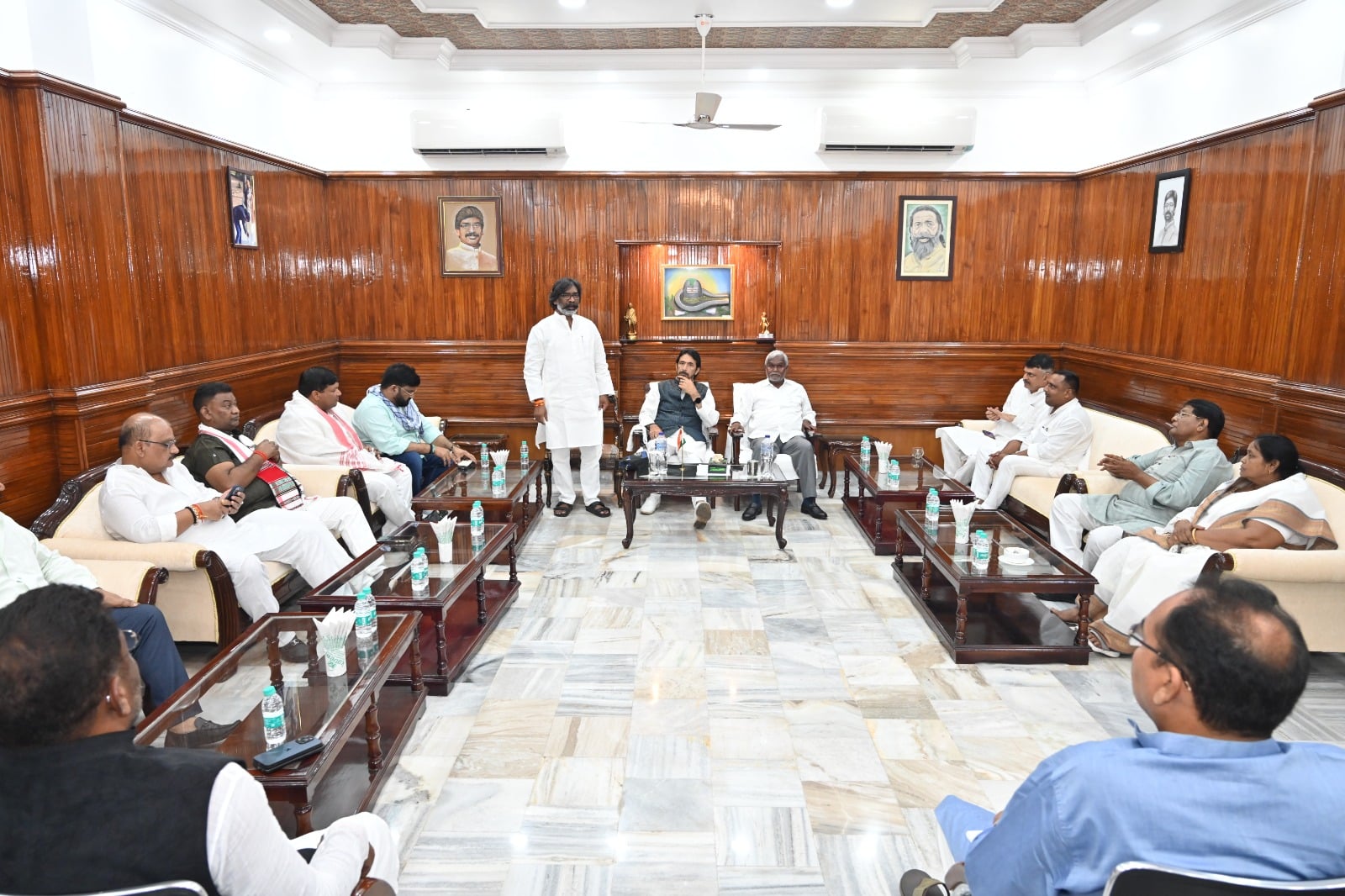 BREAKING : बैठक खत्म होने के बाद हेमंत के नाम की आधिकारिक पुष्टि, शुक्रवार को हो सकता है शपथ ग्रहण!