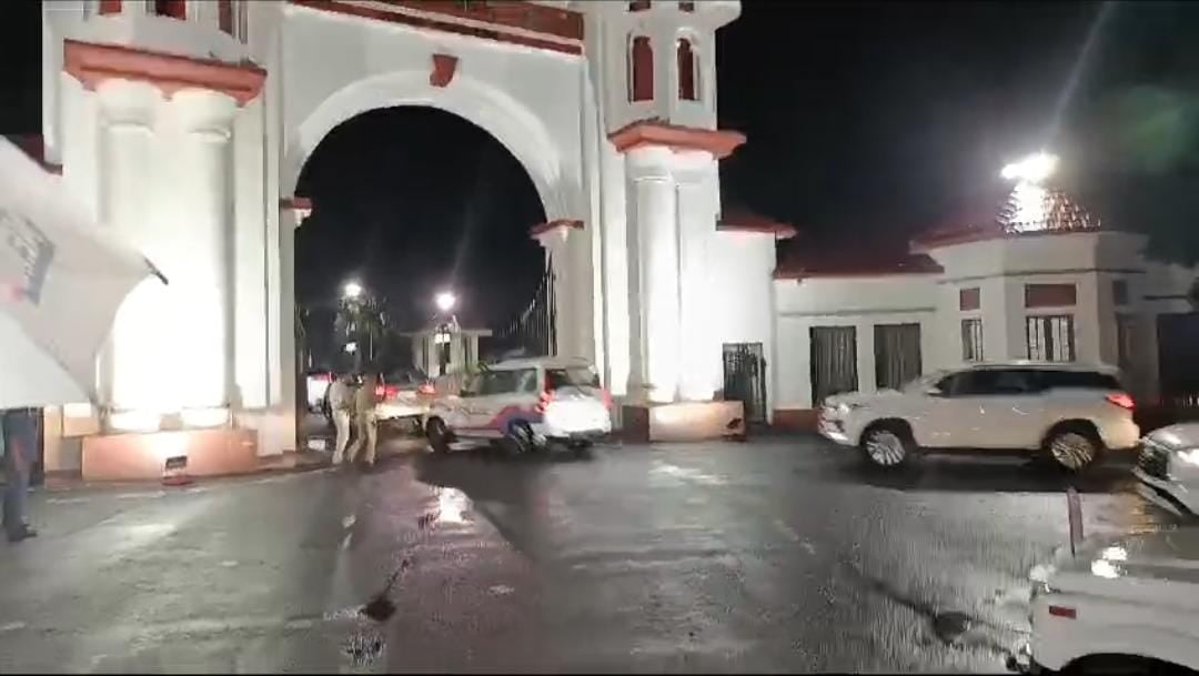 Big Breaking: मुख्यमंत्री चंपई सोरेन पहुंचे राजभवन,  राज्यपाल को सौंपा अपना इस्तीफा