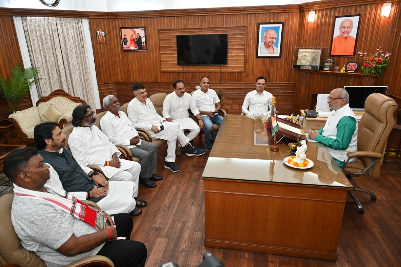 BREAKING : हेमंत सोरेन ने राजभवन में दावा किया पेश, अब शुक्रवार को 13 वें मुख्यमंत्री के रूप में लेंगे शपथ