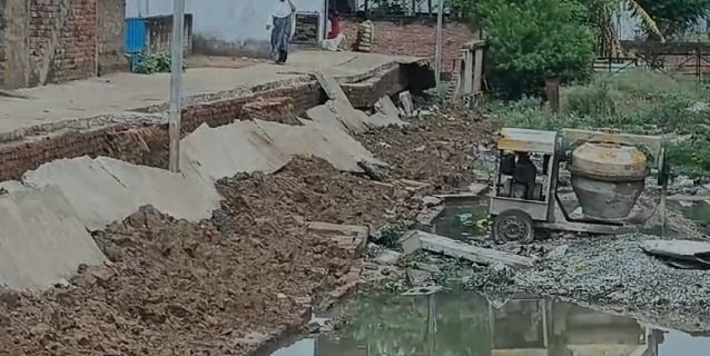 BIHAR: बनने के एक माह बाद ही धंस गया PCC सड़क और नाला, एसडीएम ने कहा होगी कार्रवाई