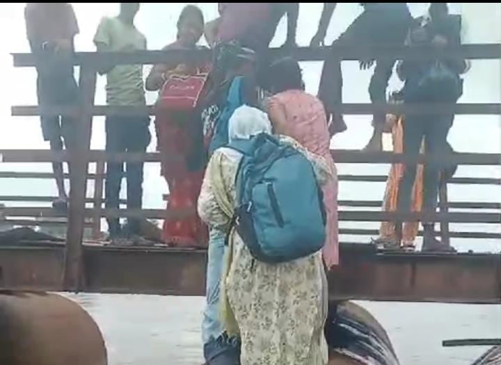 टला बड़ा हादसा! पीपा पुल से टकराई सवारियों से भरी नाव, मौके पर अफरा तफरी, पढ़ें वजह