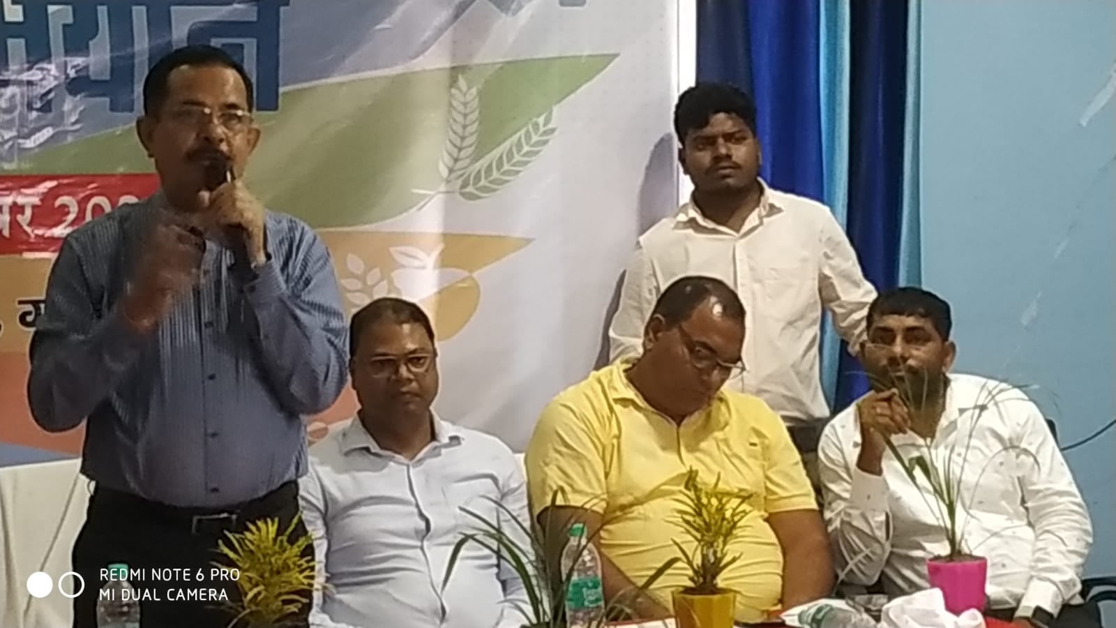 बोकारो: जब डीडीसी के कार्यक्रम में सोते नजर आए गोमिया के अंचल अधिकारी,जानिए फिर क्या हुआ
