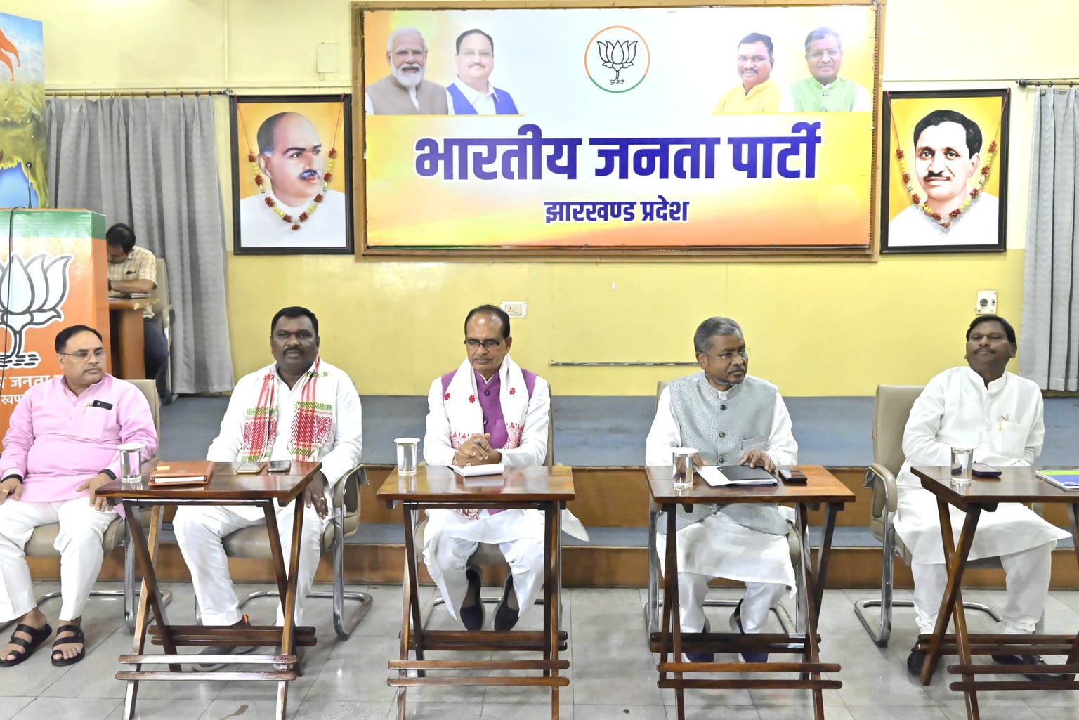 हेमंत के आक्रामक रूप को देख भाजपा के कड़े हुए तेवर! चुनाव प्रभारी का फरमान जनता राज्य सरकार को सत्ता से उखाड़ फेके