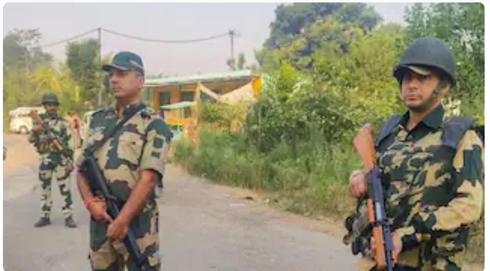 बीएसएफ ने बांग्लादेशी घुसपैठियों के मंसूबो को किया विफल, राष्ट्रीय सुरक्षा बाड़ काट रहे एक तस्कर को मार गिराया