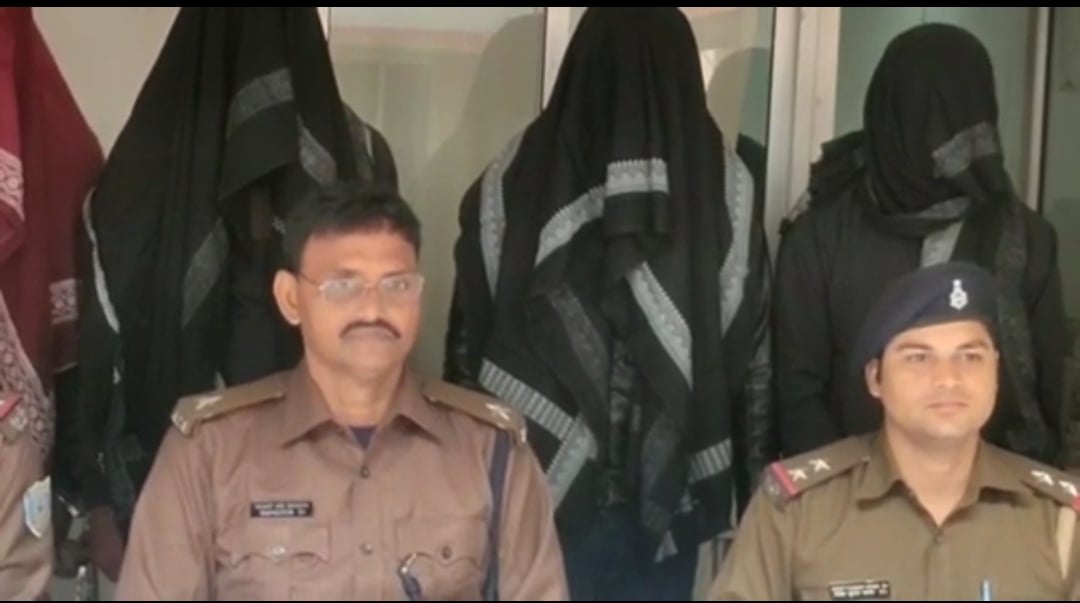 ढेर सारे एटीएम कार्ड के साथ तीन साइबर ठग धराए