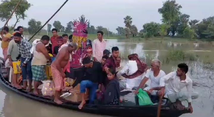 बिहार के गोपालगंज में निकली अनोखी बारात! घोड़ी और कार छोड़ नाव पर सवार हुए दुल्हे साहब, वजह जान आप रह जायेंगे हैरान