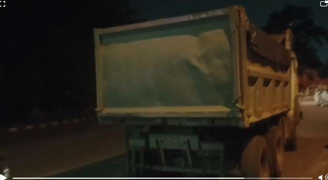 सरायकेला :  इधर थाना कर्मियों को पुलिसिंग का पाठ पढ़ा रहे थे एसपी, दूसरी तरफ एनजीटी की रोक के बाद भी धड़ल्ले से हो रहा था अवैध बालू का कारोबार!