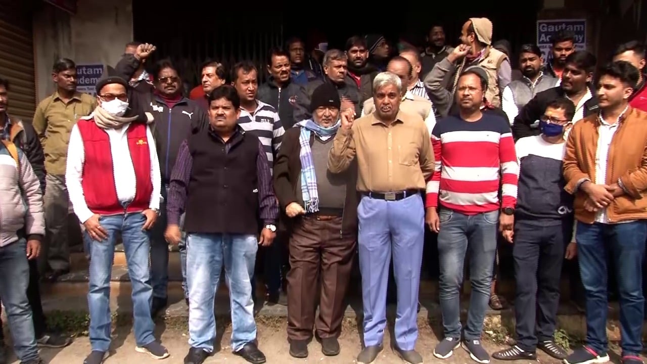 सड़क पर उतरे धनबाद के कपड़ा कारोबारी, GST  बढ़ाने का कर रहे विरोध