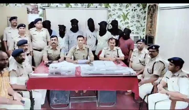 जमशेदपुर पुलिस ने अंतरराज्यीय गिरोह के 8 अपराधियों को दबोचा, आपराधिक घटना की कर रहे थे प्लानिंग, हथियार और शराब जब्त