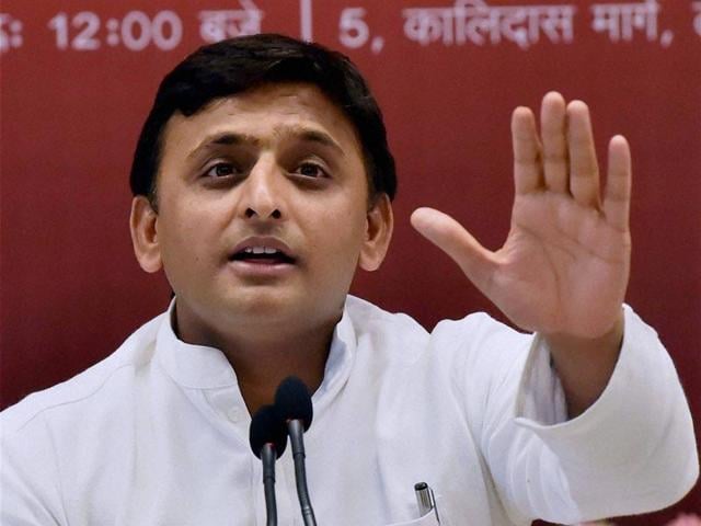 अखिलेश यादव का भाजपा पर पलटवार, ‘हार के डर से बीजेपी करा रही है छापेमारी’