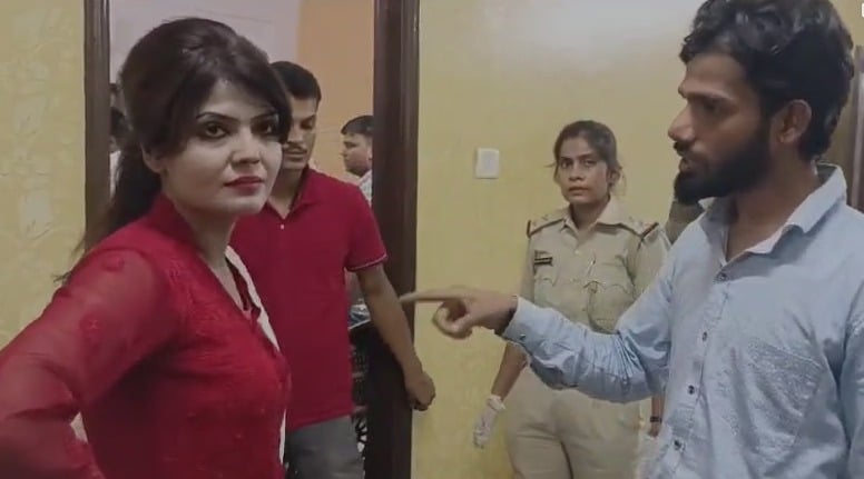 JAMSHEDPUR: पूर्व मंत्री के होटल मे चल रहा था जिस्मफरोशी का खेल, 2 युवक सहित 3 युवती गिरफ्तार