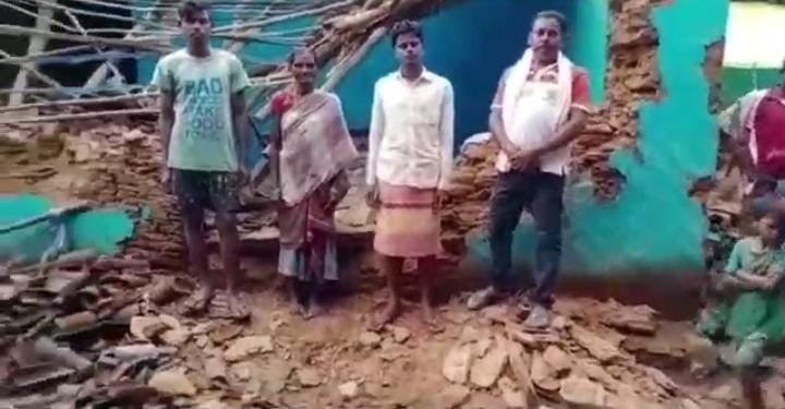 चक्रधरपुर में आधी रात तक तांडव मचाते रहे जंगली हाथी,  3 घरों को तोडा, एक घायल
