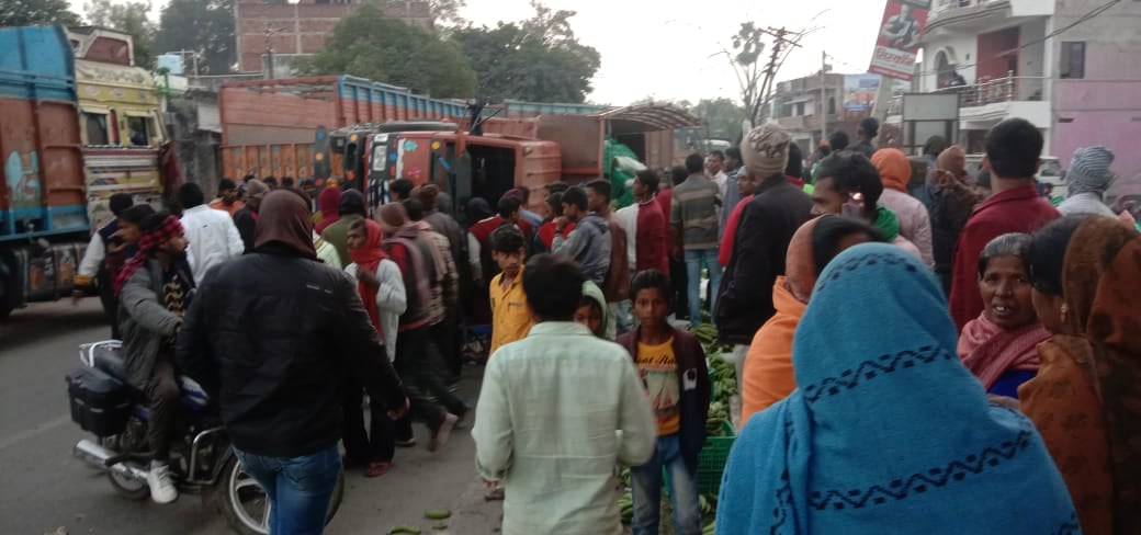 ट्रक और पिकअप की टक्कर में तीन मजदूरों की मौत, छह घायल