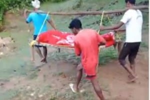 लातेहार: सड़क के अभाव में मरीज को कंधे पर ले जा रहे थे अस्पताल, बीच रास्ते में हुई मौत