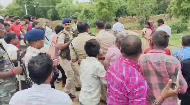 Breaking News: गढ़वा में दर्दनाक सड़क हादसा! स्कूली वाहन और पिकअप की टक्कर में दो छात्रों की मौत, आक्रोशितों ने वाहन में लगाई आग