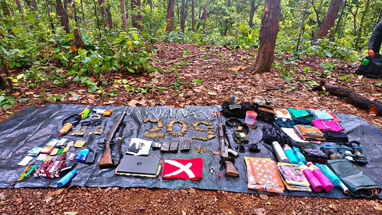 CHAIBASA: सारंडा में एक करोड़ के इनामी नक्सली पतिराम के दस्ते के साथ मुठभेड़, भारी मात्रा में गोला-बारूद बरामद