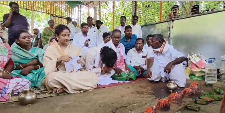 CM HEMANT AT PAARSANATH:मरांगबुरू दिशोम मांझी थान में हेमंत ने कल्पना संग की पूजा अर्चना,चुनाव में जीत दर्ज कराने को लेकर मांगा आशीर्वाद