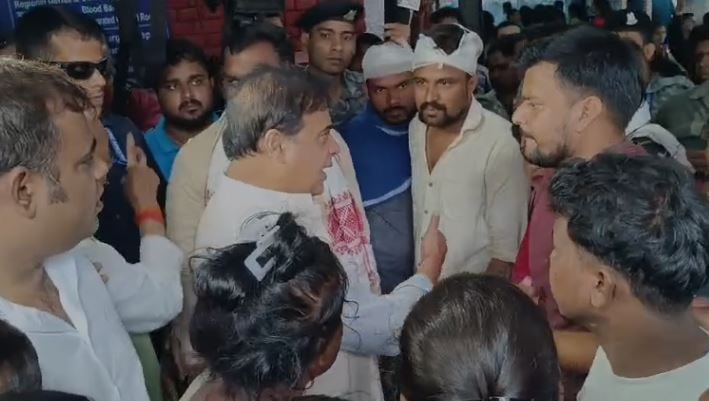 Jharkhand: असम के मुख्यमंत्री ने घायल पलिसकर्मियों से की मुलाकात,  कहा- हेमंत सरकार को पूरी करनी चाहिए इनकी मांगे