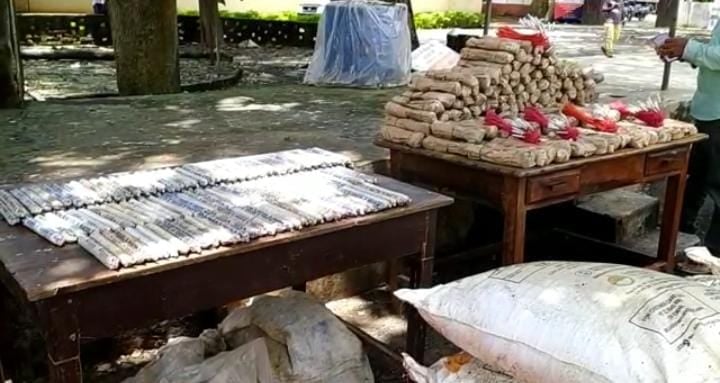 दुमका पुलिस को मिली बड़ी सफलता,  विस्फोटक का जखीरा बरामद