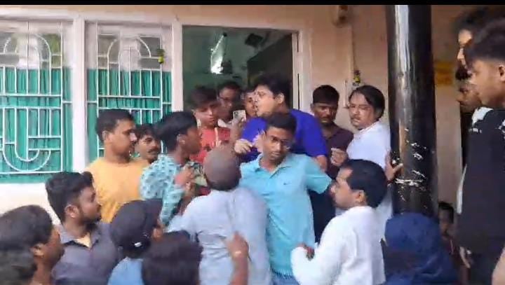 आंख का इलाज कराने आई नाबालिग से डॉक्टर ने की छेड़खानी, अस्पताल में हंगामा