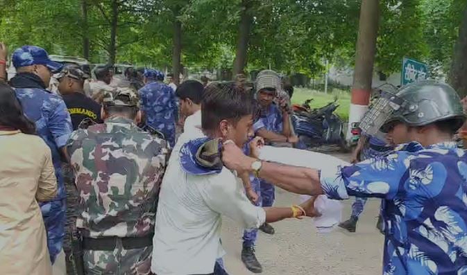 भागलपुर यूनिवर्सिटी में प्रदर्शन कर रहे छात्रों पर पुलिस ने किया लाठी चार्ज, शिक्षकों के खिलाफ कर रहे थे कार्रवाई की मांग