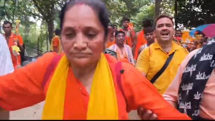 अनोखी भक्ति: 72 की उम्र में टूटे घूटने के साथ देवघर निकल पड़ी है कृष्णा बम, मदद के लिए प्रशासन आया आगे, पढ़ें कौन है कृष्णा रानी