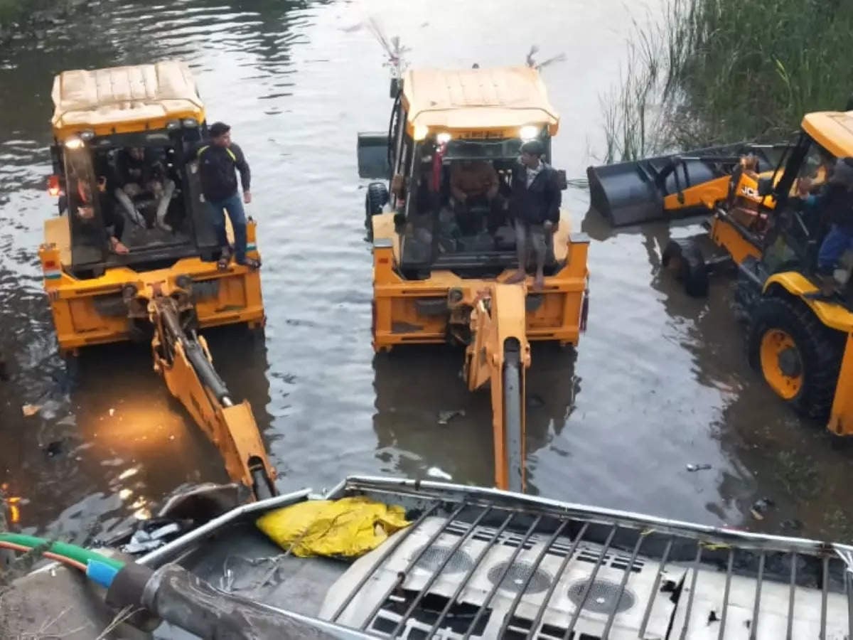 नदी में बस गिरने से 3 यात्रियों की मौत 28 यात्री घायल, किसकी लापरवाही से हुआ हादसा,पढ़िए खबर