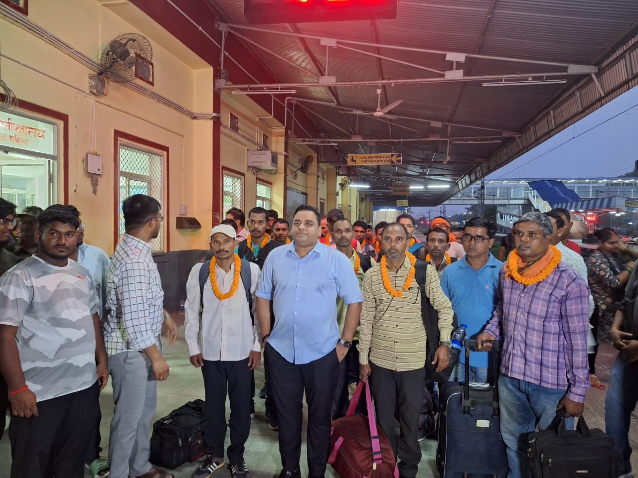 दक्षिण अफ्रीका के कैमरून में फंसे 27 मजदूर लौटे स्वदेश, पारसनाथ रेलवे स्टेशन पर श्रम नियोजन सचिव ने मजदूरों का किया स्वागत