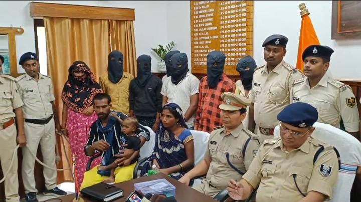 Bihar News:डेढ़ वर्षीय बच्चे के अपहरण मामले का खुलासा, कैमूर पुलिस ने मामले में महिला सहित 7 को दबोचा, बच्चा सकुशल बरामद
