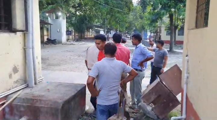 मोतिहारी: सदर कोर्ट के हाजत से ग्रिल काट फरार हुए दो बंदी, सुरक्षाकर्मियों में मचा हड़कंप, जांच में जुटी पुलिस