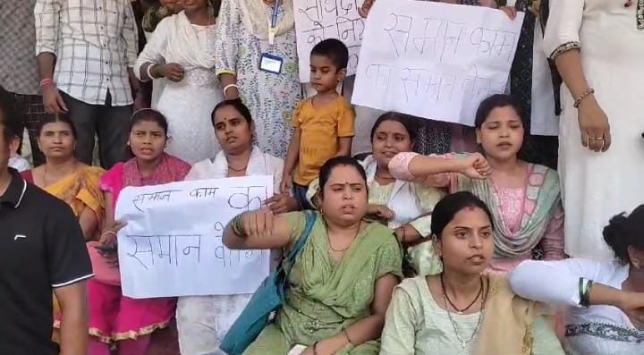 किशनगंज:बकाये वेतन की मांग को लेकर अनिश्चितकालीन हड़ताल पर गये सैकड़ों CHO और ANM,स्वास्थ्य सेवा हुआ बाधित