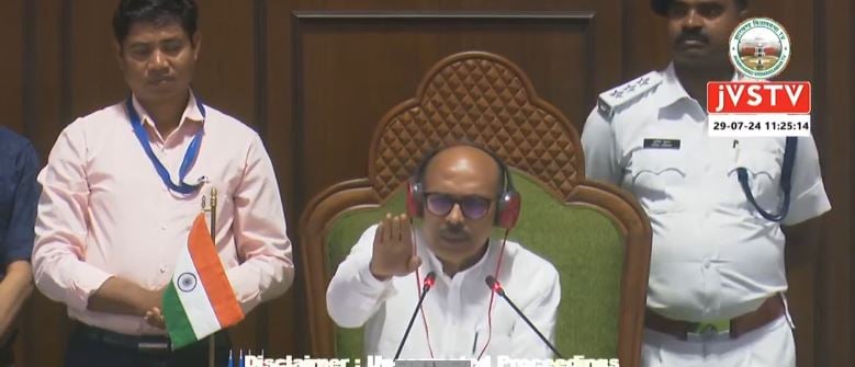 विधानसभा में सत्ता पक्ष के विधायकों ने किया प्रदर्शन, भाजपा पर लगाया झारखंड को बांटने का आरोप