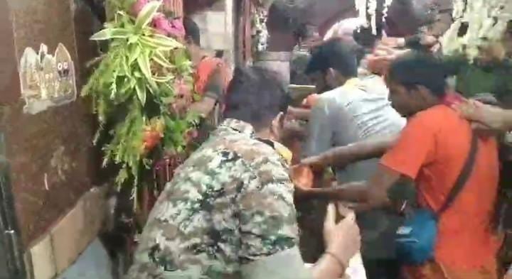 दुमका: सावन की दूसरी सोमवारी पर बासुकीनाथ धाम में उमड़ा आस्था का जनसैलाब, कड़ी सुरक्षा के बीच भक्त कर रहे हैं जलार्पण