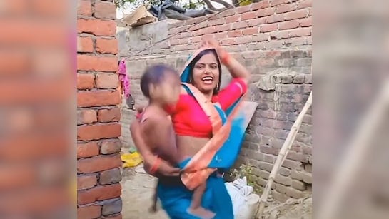 फेमस होने का क्रेज घोट रहा ममता का गला! रील्स बनाने के चक्कर में महिलाएं बच्चों को भी कर देती है घायल, देखें ये वीडियो