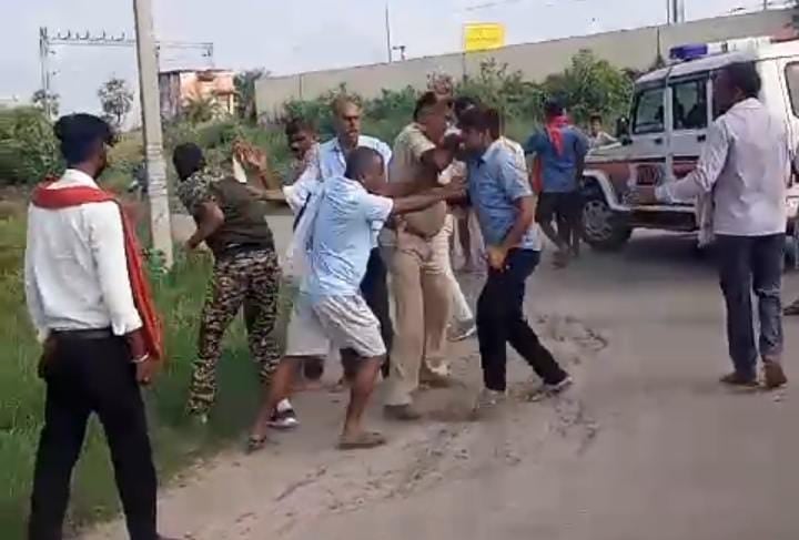 Bihar News:क्रेडिट की होड़ में बीच सड़क उलझी जीआरपी और पटोरी थाना की पुलिस, मौका पाकर फरार हुए गिरफ्तार शराब तस्कर, पढ़ें क्या है मामला