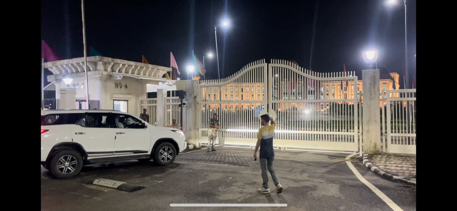 Big Update : झारखंड विधानसभा में अपनी मांगो को लेकर देर रात तक डटे है  भाजपा के दर्जनों विधायक, बिजली पानी के बाद अब मार्शल ने  दवा और पानी पर लगाया रोक