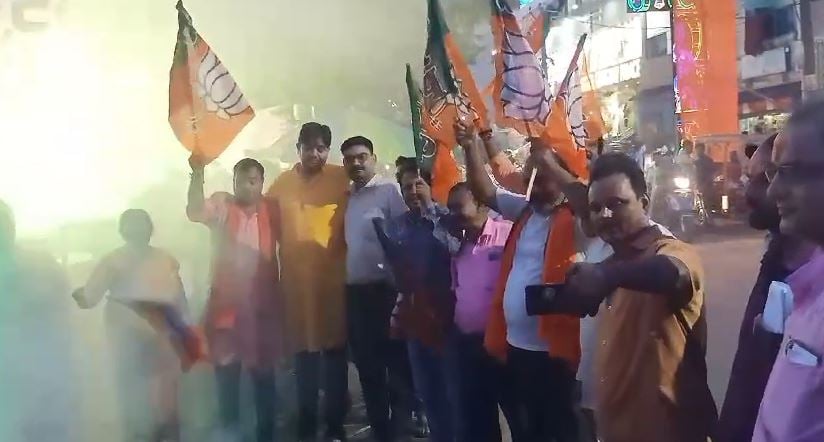 विधानसभा में हंगामा के बाद अब भाजपा उतरी सड़क पर, हेमंत सोरेन का किया पुतला दहन