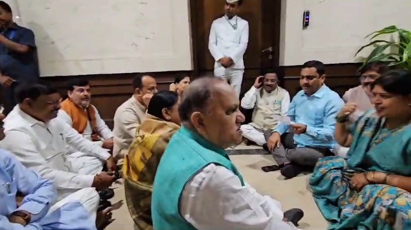 Monsoon Session: बीजेपी के 18 निलंबित विधायकों ने विधानसभा परिसर में मौजूद मुख्यमंत्री चैंबर के बाहर दिया धरना