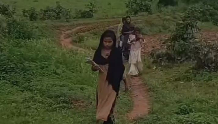 GARHWA : 64 सालों से सड़क की आस में डंडई प्रखंड के कई स्कूल, खेतों में बने मेढ़ का सहारा ले रहे बच्चे