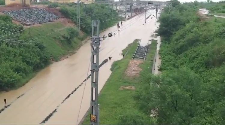 बासुकीनाथ रेलवे स्टेशन की पटरी हुई जलमग्न, कई ट्रेनों को किया गया रद्द, कांवरियों को हो रही परेशानी