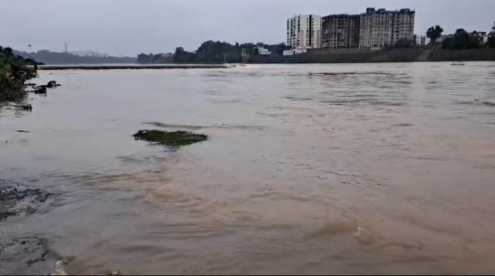 Jamshedpur:लगातार बारिश से उफान पर स्वर्णरेखा! चांडिल डैम के दो गेट खोलने से बाढ़ का खतरा बढ़ा, जिला प्रशासन अलर्ट