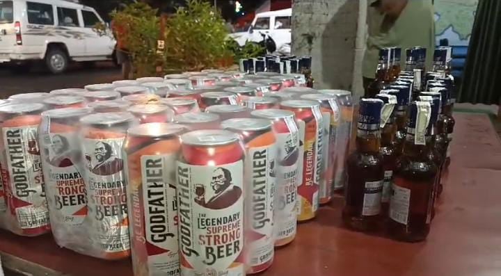 Dumka News: बासुकीनाथ बस पड़ाव में चाय दुकान की आड़ में बेची जा रही थी विदेशी शराब, एक गिरफ्तार