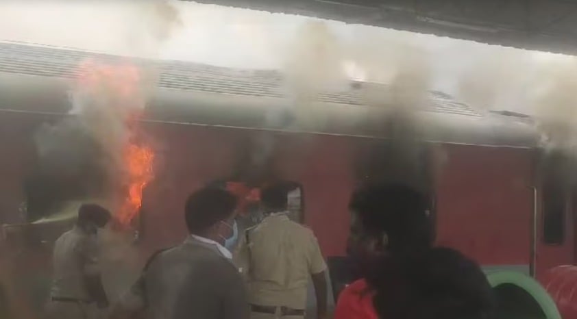 BIG BREAKING:कोरबा एक्सप्रेस के 3 बोगियों में लगी भीषण आग, यात्रियों के बीच मची अफरातफरी